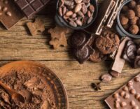Ingredientes para um ovo de Páscoa proteico, incluindo cacau em pó, ideais para receitas saudáveis.