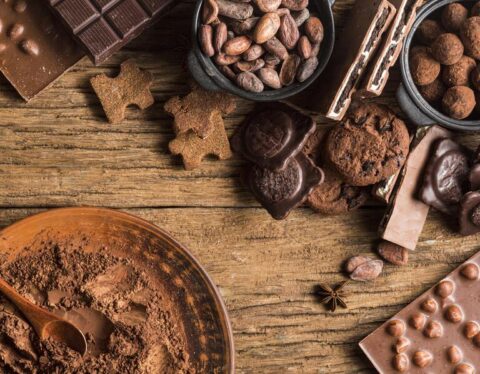 Ingredientes para um ovo de Páscoa proteico, incluindo cacau em pó, ideais para receitas saudáveis.
