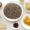 Chia, cúrcuma, aveia, linhaça e outros alimentos funcionais dispostos em uma mesa.