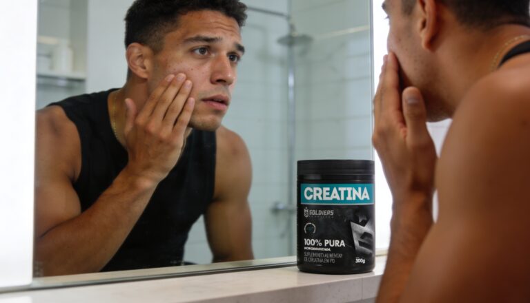 Creatina Soldiers Nutrition 300g posicionada em banheiro enquanto homem observa o rosto no espelho