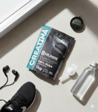Creatina Soldiers 1kg ao lado de acessórios de treino como tênis, fone e garrafa