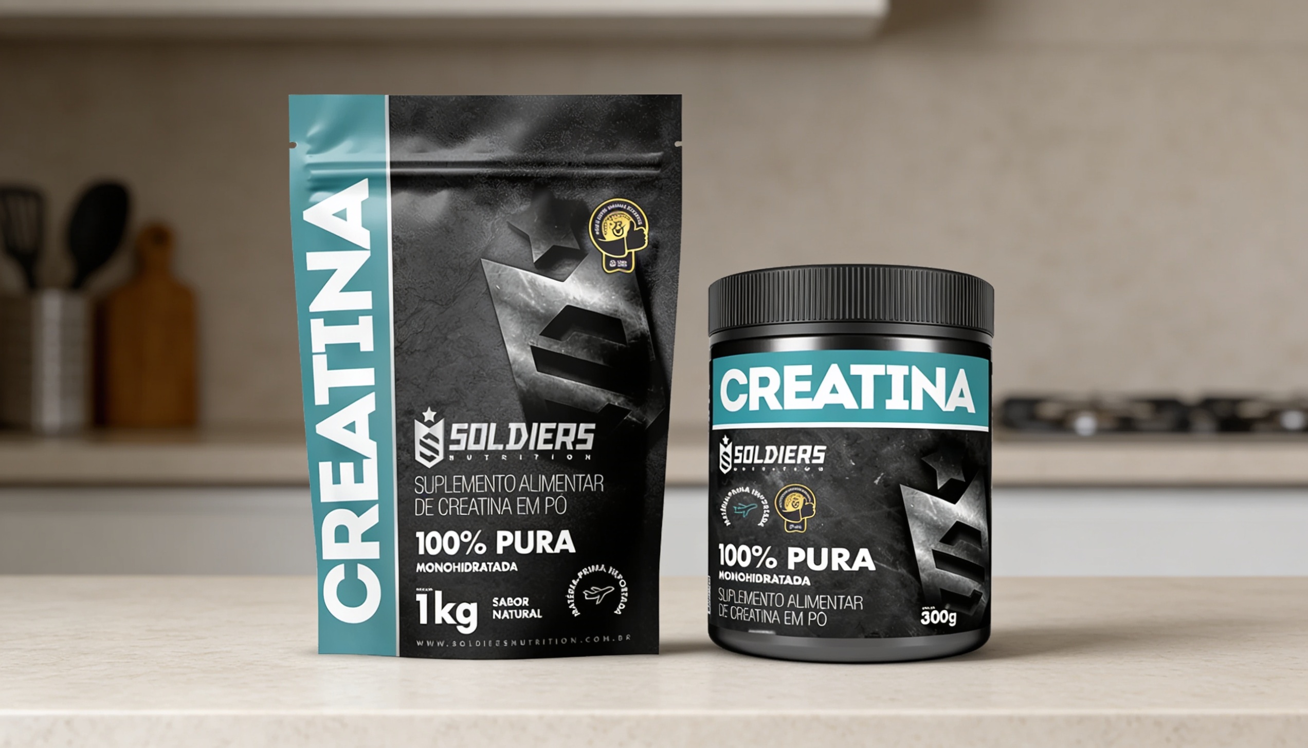 Creatina Soldiers Nutrition refil 1kg e pote 300g posicionados em bancada de cozinha em ambiente clean