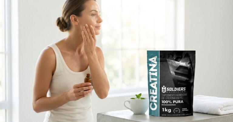 Mulher em rotina de cuidados com a pele ao lado de creatina Soldiers
