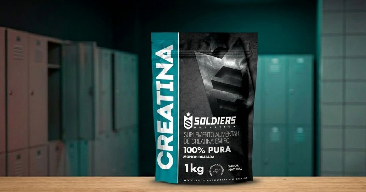 Creatina Soldiers 1kg posicionada em ambiente de academia com armários ao fundo