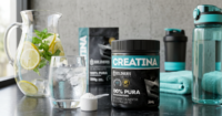 Creatina Soldiers Nutrition 300g posicionada com água, jarra de limão e acessórios fitness em ambiente de hidratação