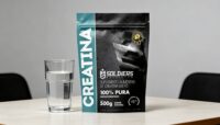 Creatina Soldiers Nutrition 300g posicionada com água, scoop e mulher segurando garrafa em contexto de hidratação