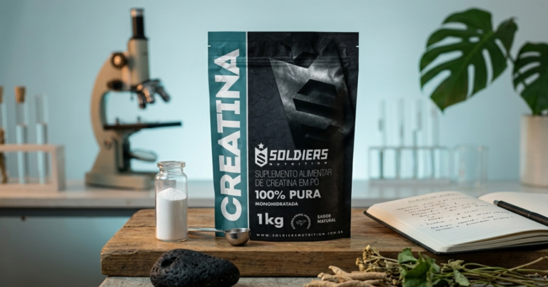 Creatina Soldiers 100% pura em embalagem de 1 kg ao lado de microscópio e materiais de laboratório